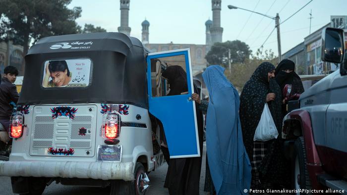 Taliban Wajibkan Wanita Afghanistan Yang Akan Bepergian Jauh Untuk Ditemani Kerabat Lak-laki
